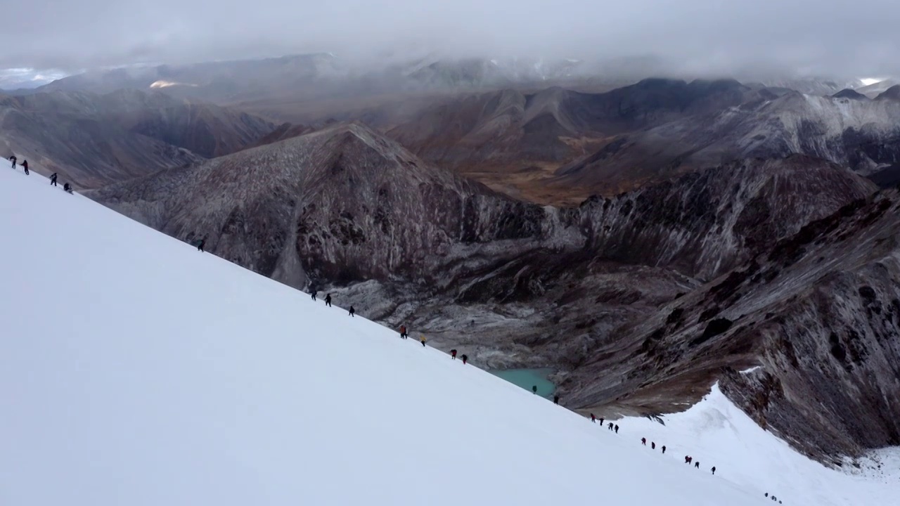 西藏拉萨市当雄县廓琼岗日雪山洛堆峰登山滑雪视频素材