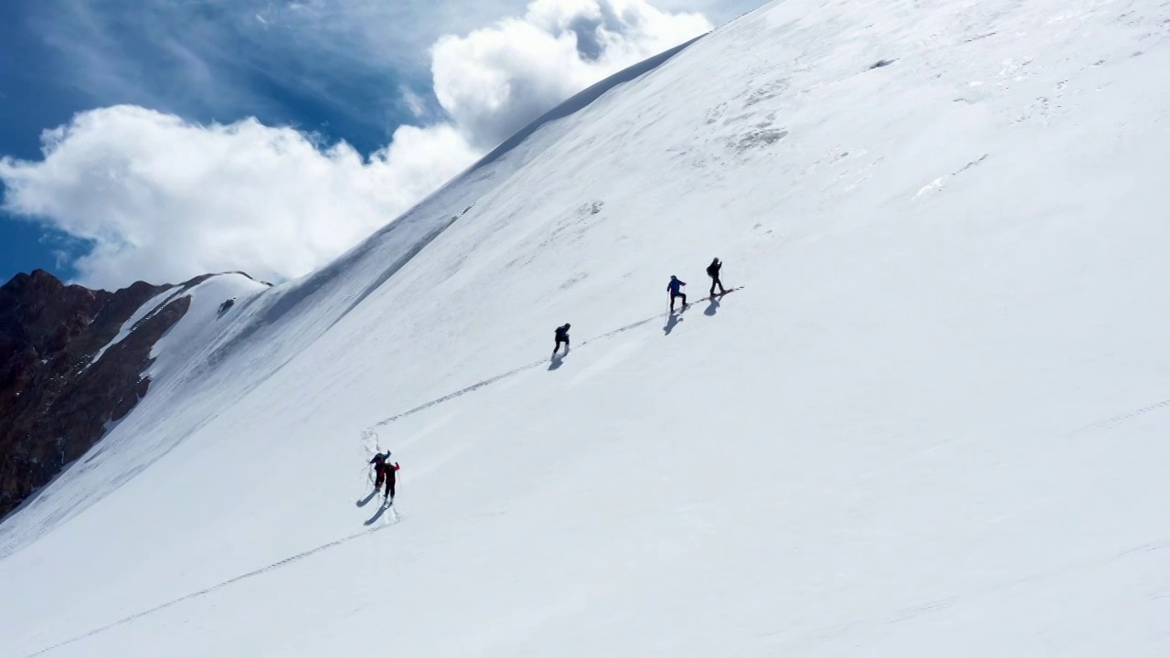 西藏拉萨市当雄县廓琼岗日雪山洛堆峰登山滑雪视频素材