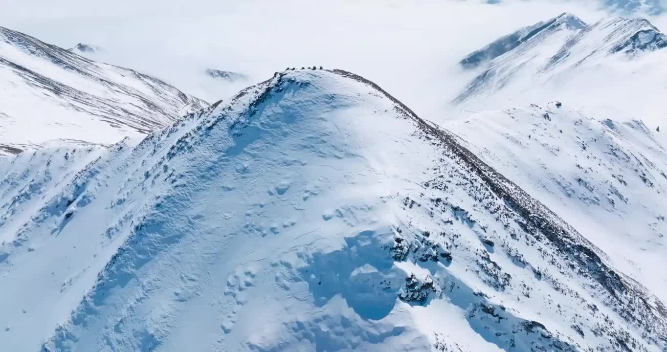 红军翻越的夹金山冬季白雪皑皑航拍风景视频素材