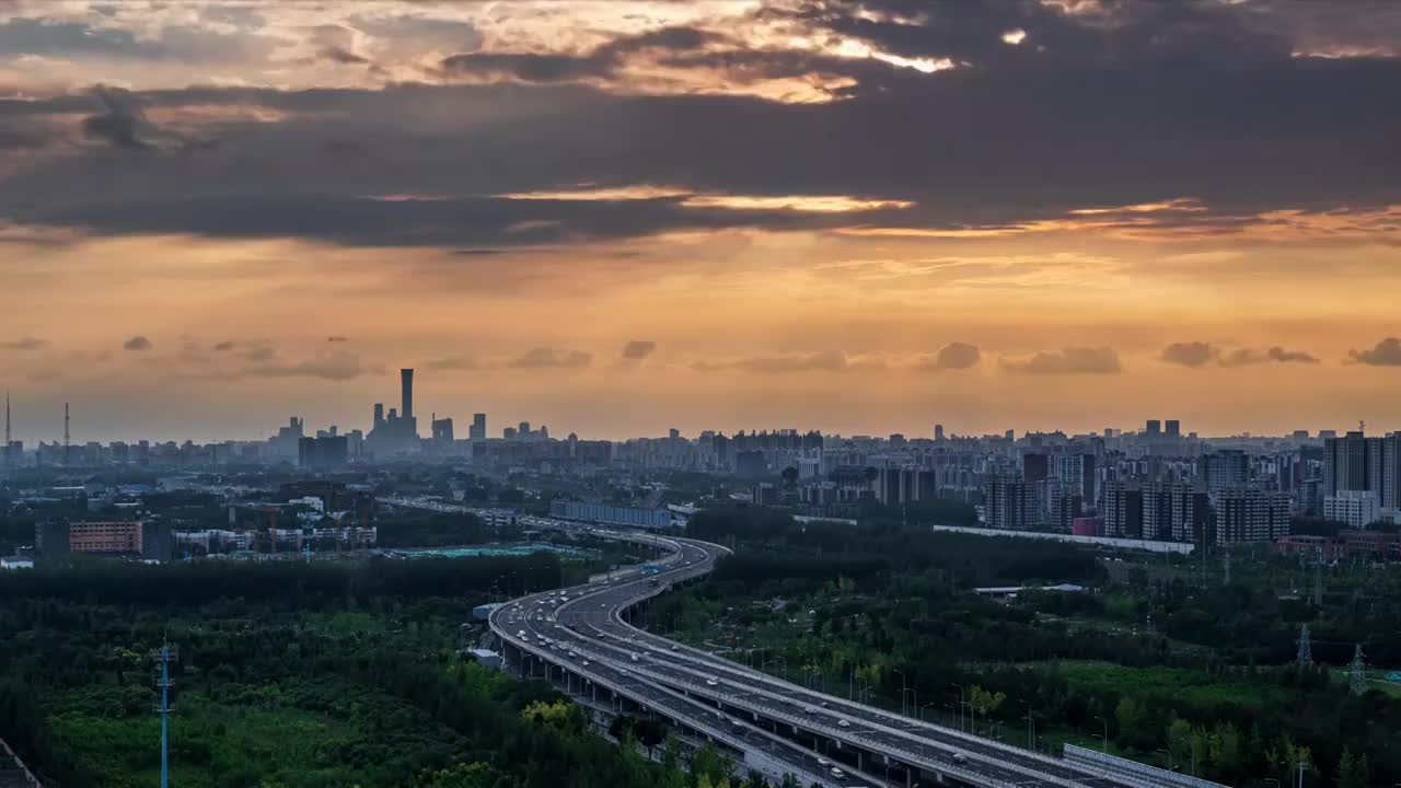 北京进城的路广渠路国贸CBD日落延时视频下载