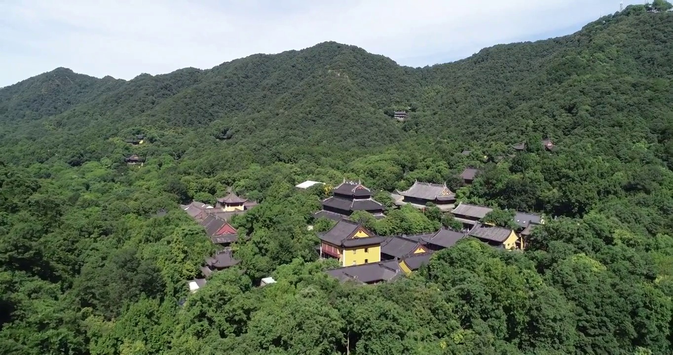 航拍杭州西湖风景名胜区北高峰灵隐寺视频素材