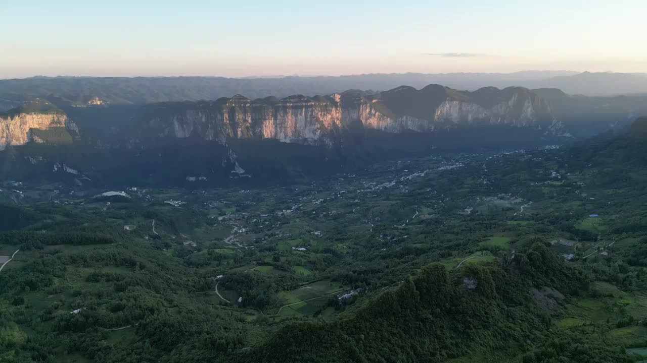 国家地质公园5A景区湖北恩施大峡谷晚霞映照绝壁长廊视频素材