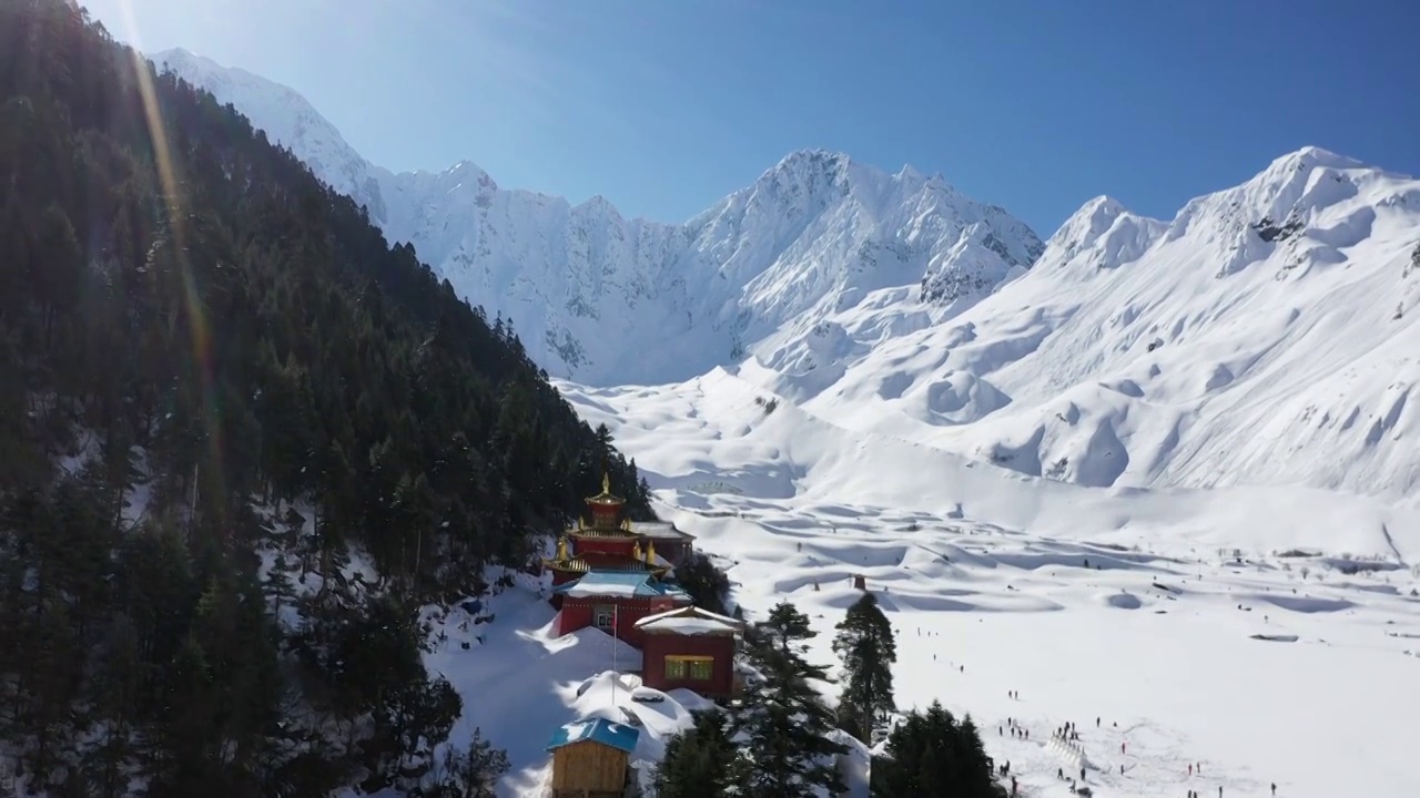 波密、墨脱交接处的嘎隆拉雪山视频素材