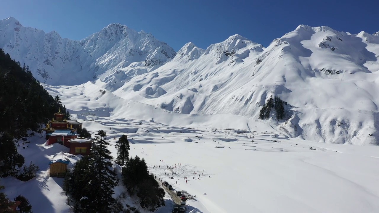 白雪皑皑的嘎隆拉雪山航拍视频素材