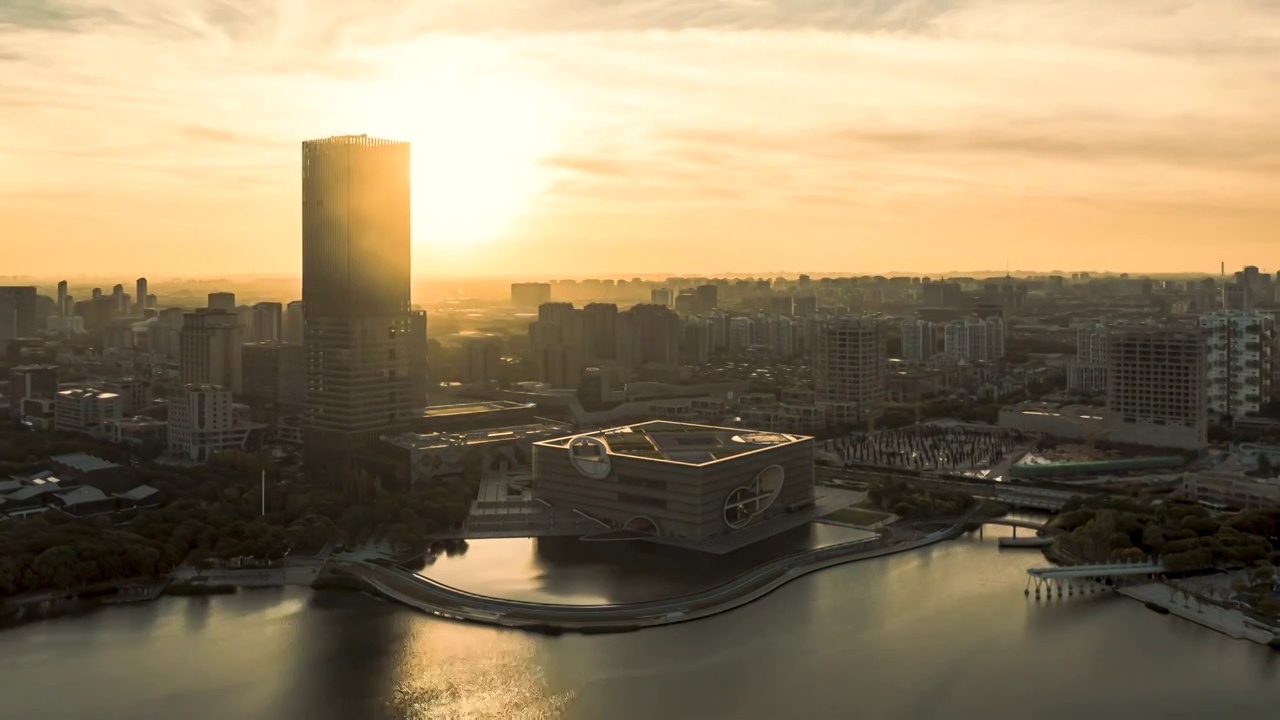 航拍 夕阳西下 远香湖畔的上海保利大剧院外景6K延时摄影视频素材