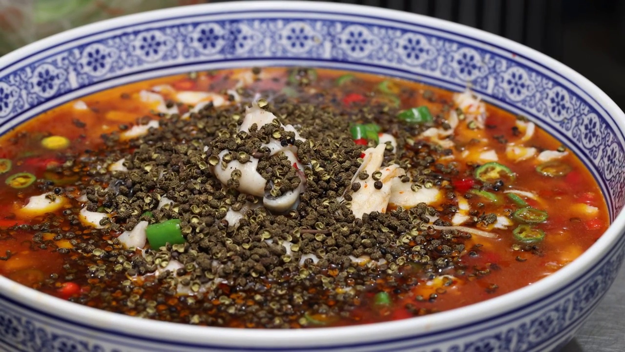 中餐厨师制作麻辣花椒鱼肉油泼沸腾鱼慢镜头视频素材