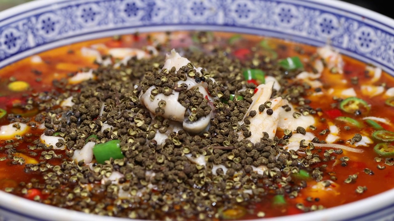 中餐厨师制作麻辣花椒鱼肉视频素材