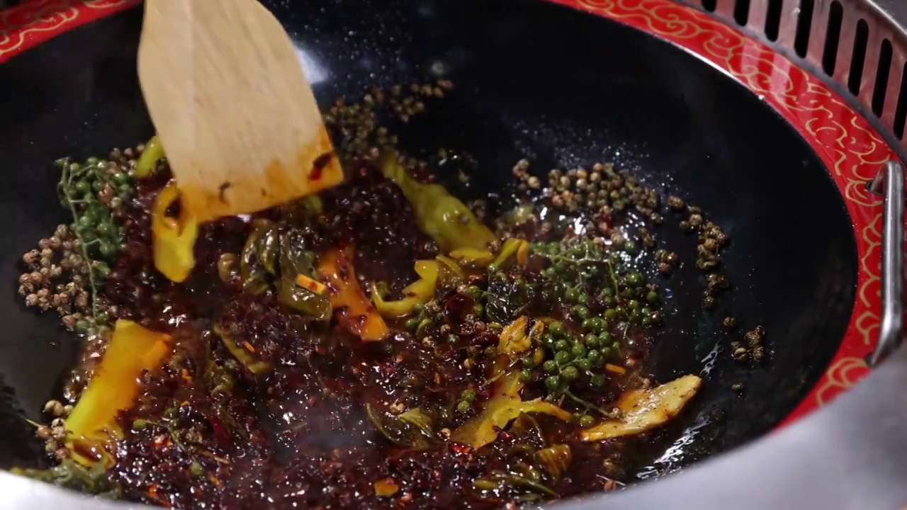 中餐厨师制作酸菜麻椒火锅锅底视频素材