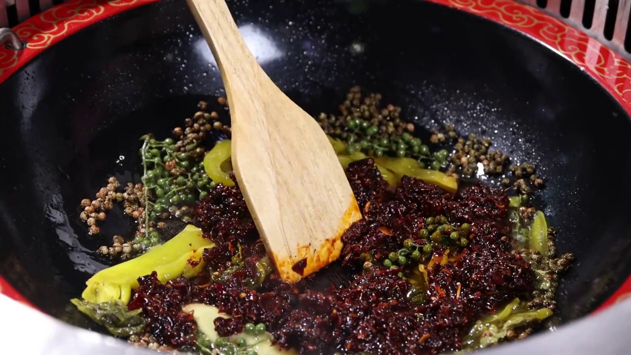 中餐厨师制作酸菜麻椒火锅锅底视频素材