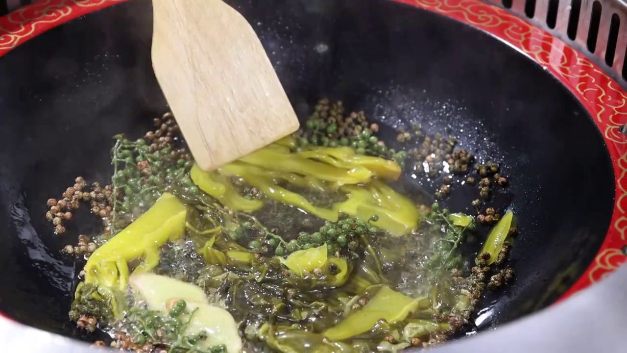 中餐厨师制作酸菜麻椒火锅锅底视频素材