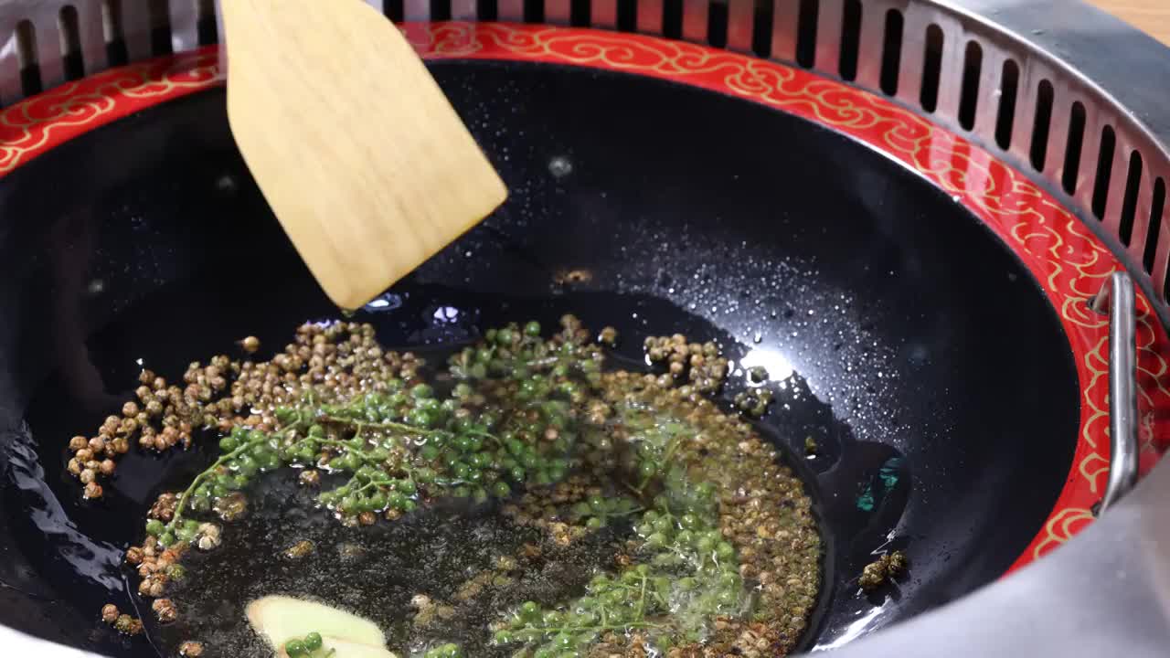 中餐厨师制作酸菜麻椒火锅锅底视频素材