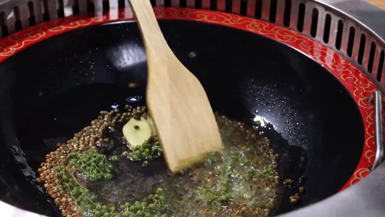 中餐厨师制作酸菜麻椒火锅锅底视频素材