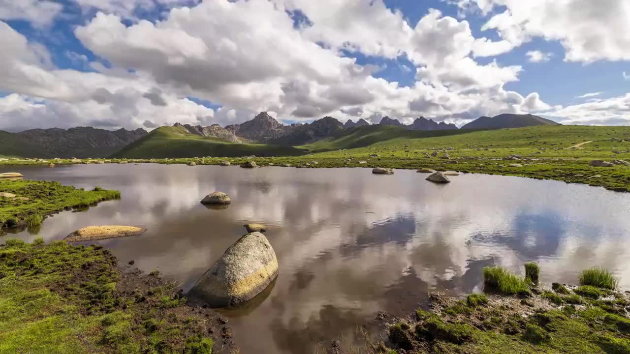 青海果洛玛多草原湖泊风光延时（年宝玉则附近）视频素材