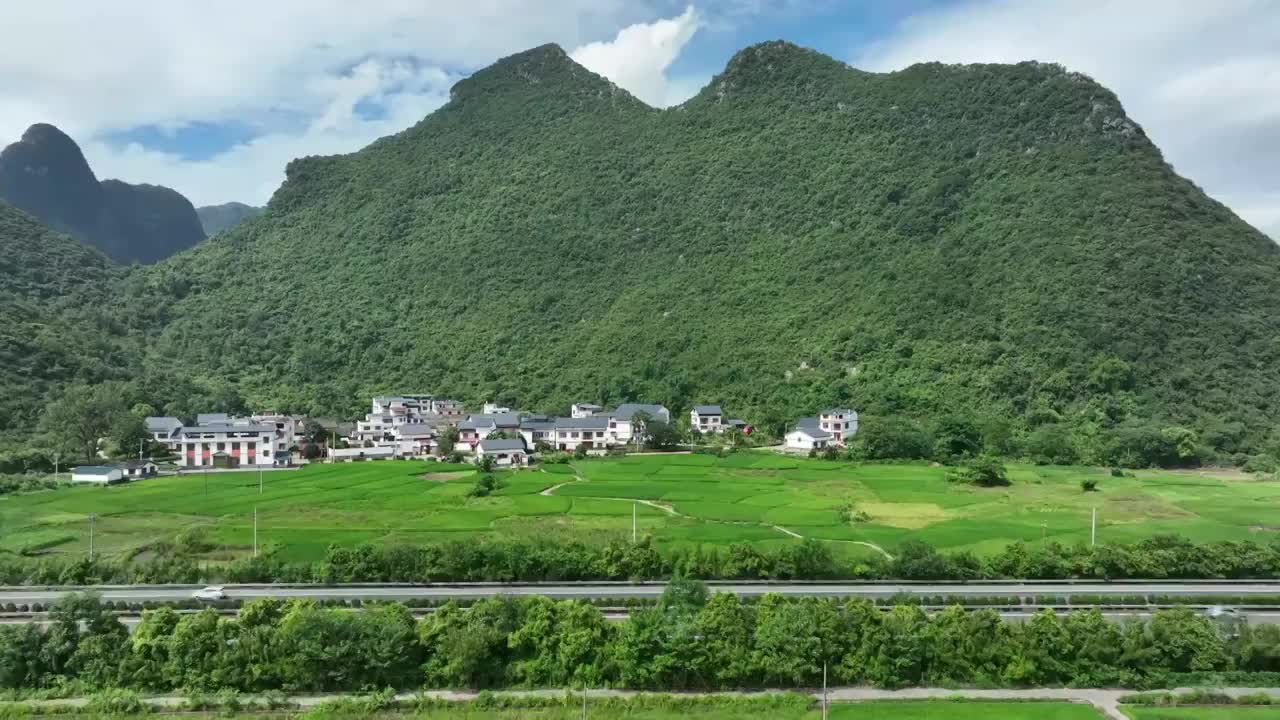 夏季阳光下桂林喀斯特地貌山峰间的田园风光视频素材