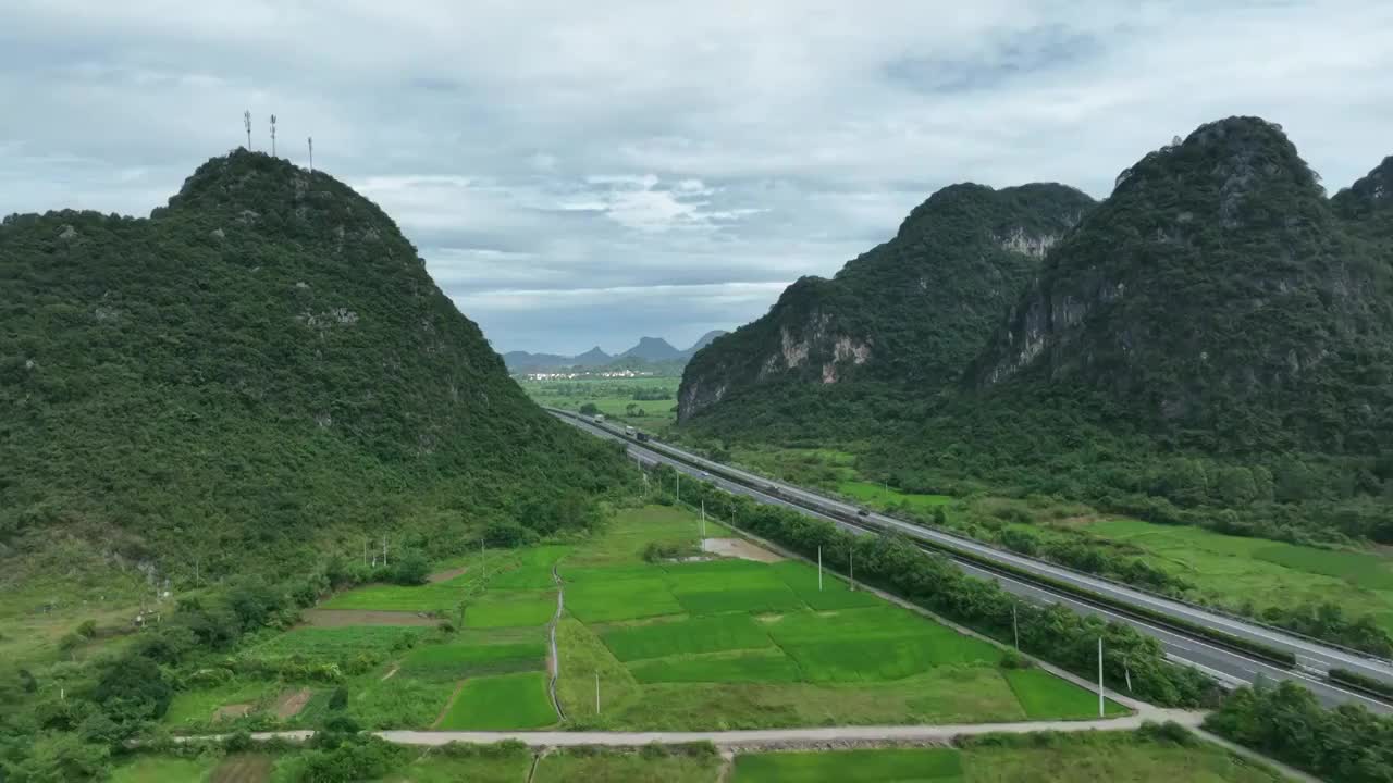 夏季阳光下桂林喀斯特地貌山峰间的田园风光视频素材