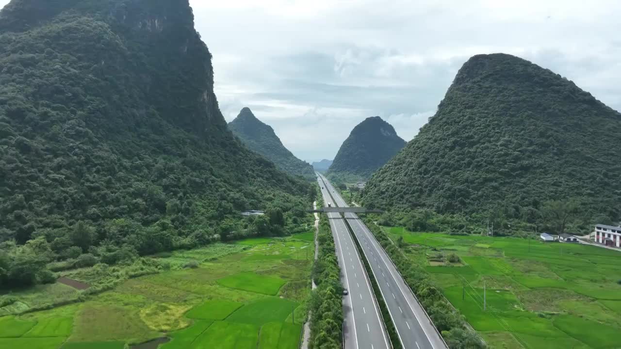 夏季阳光下桂林喀斯特地貌山峰间的田园风光视频素材