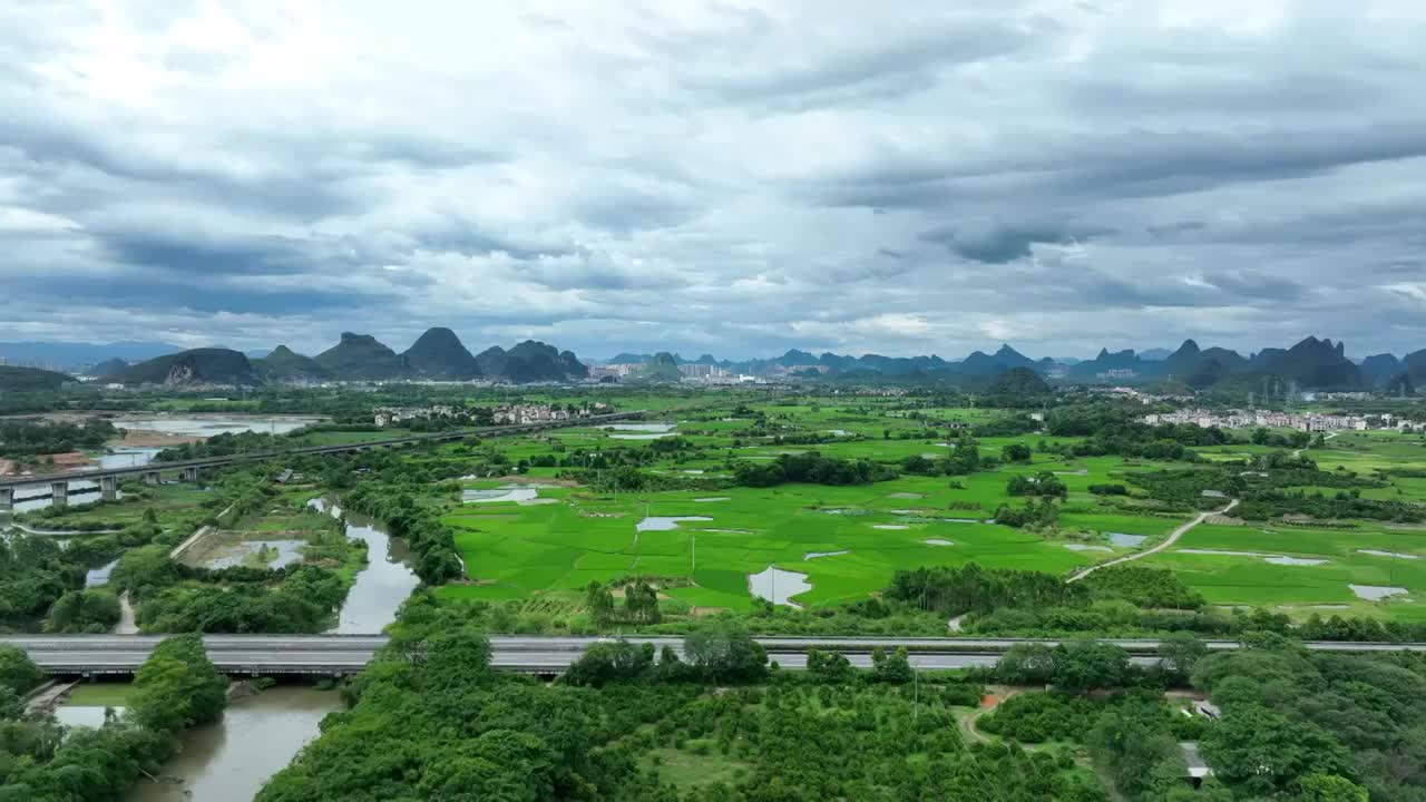 夏季阳光下桂林喀斯特地貌山峰间的田园风光视频素材