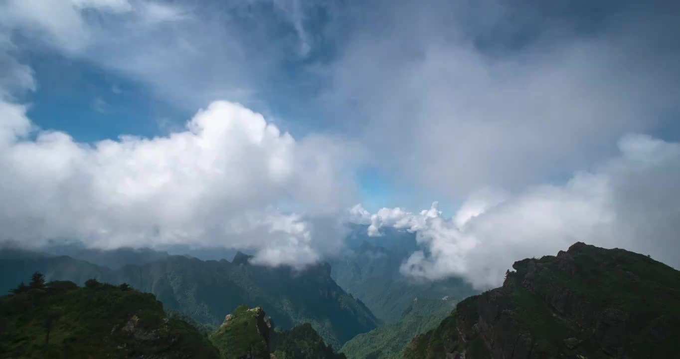 神农架高山上飘动的云视频素材