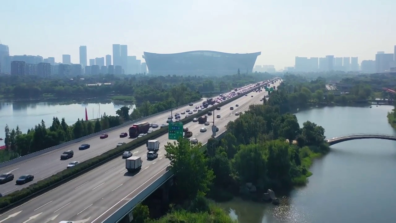 航拍成都环球中心锦城湖和绕城高速公路车流视频素材