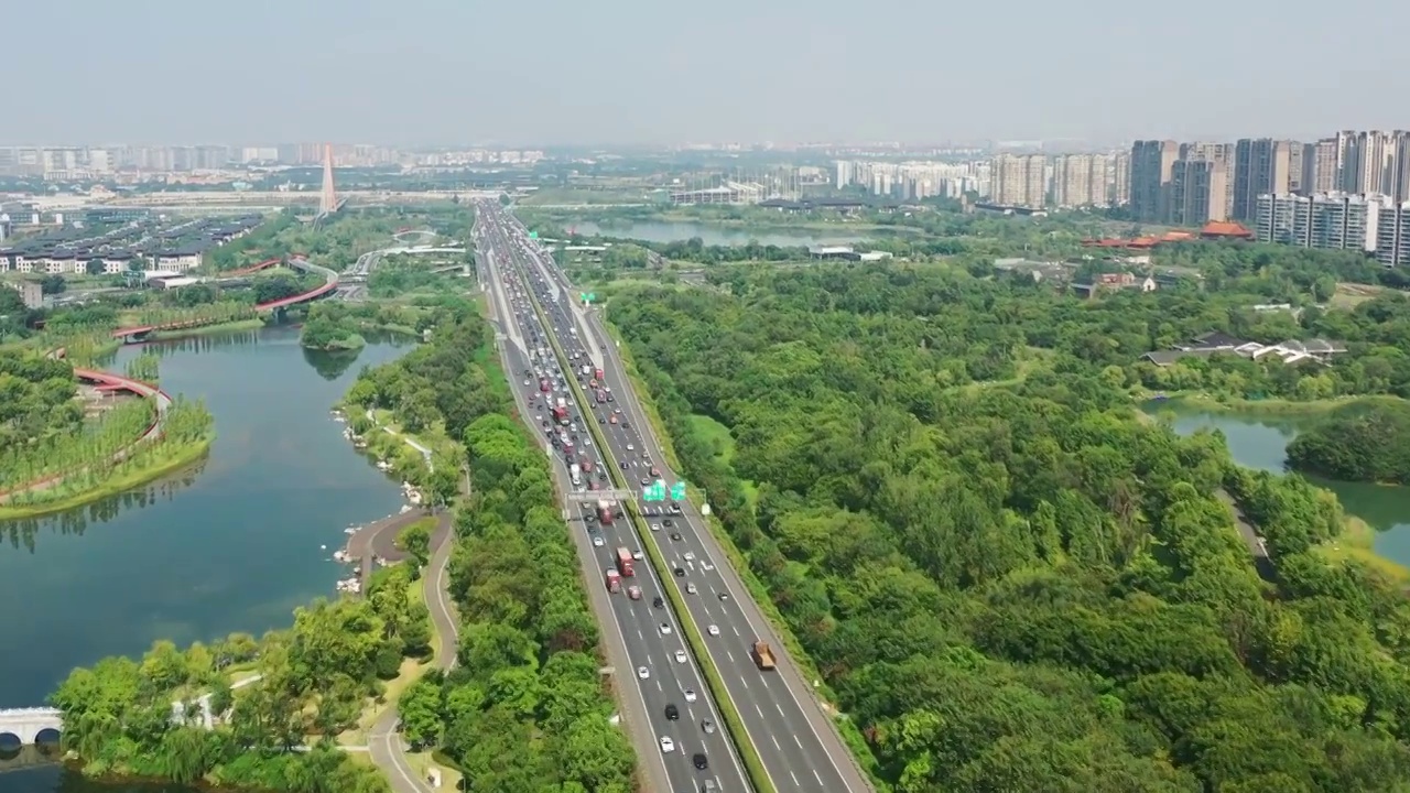 航拍四川成都绕城高速公路车流和锦城湖公园视频素材