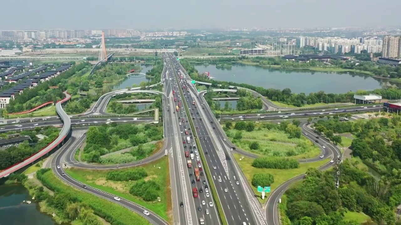 航拍四川成都绕城高速公路车流和锦城湖公园视频素材