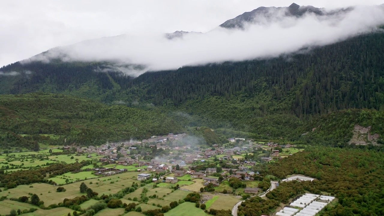 依山傍水结巴村视频素材