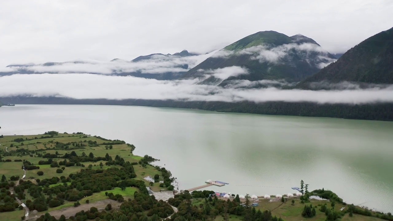 依山傍水结巴村视频素材