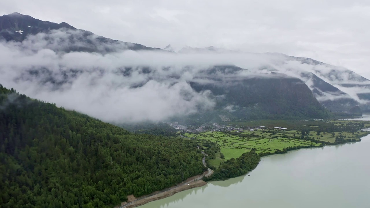 依山傍水结巴村视频素材