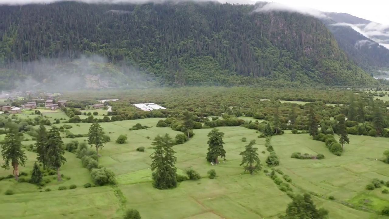 依山傍水结巴村视频素材