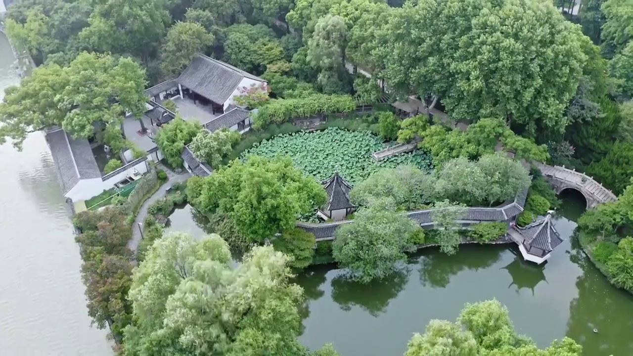 航拍城市生态环境上海醉白池风景区视频素材