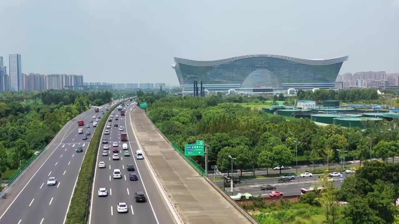 航拍四川成都环球中心和绕城高速公路车流视频素材