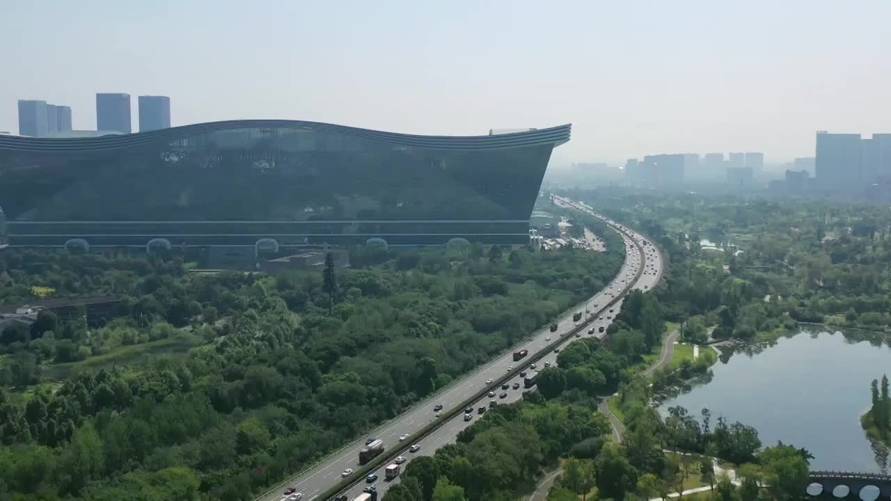 航拍四川成都环球中心和绕城高速公路车流视频素材