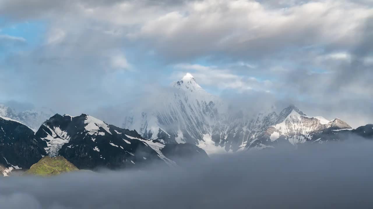 梅里雪山日出 若隐若现的卡瓦格博视频素材