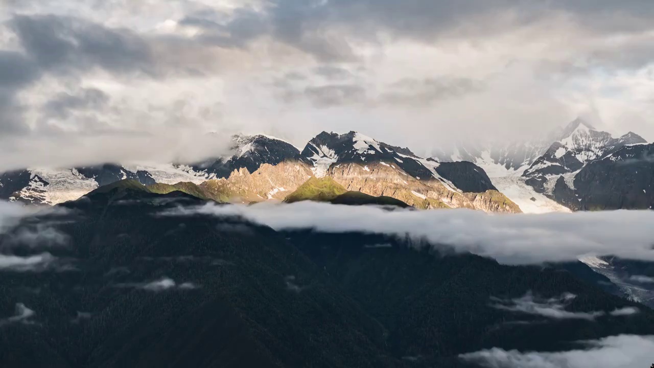 梅里雪山日出 若隐若现的卡瓦格博视频素材