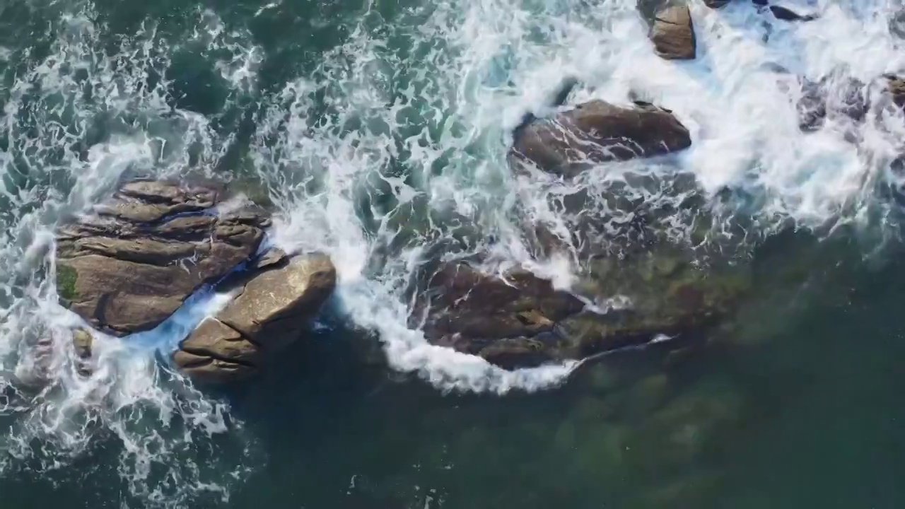 夏季的海浪与礁石视频素材