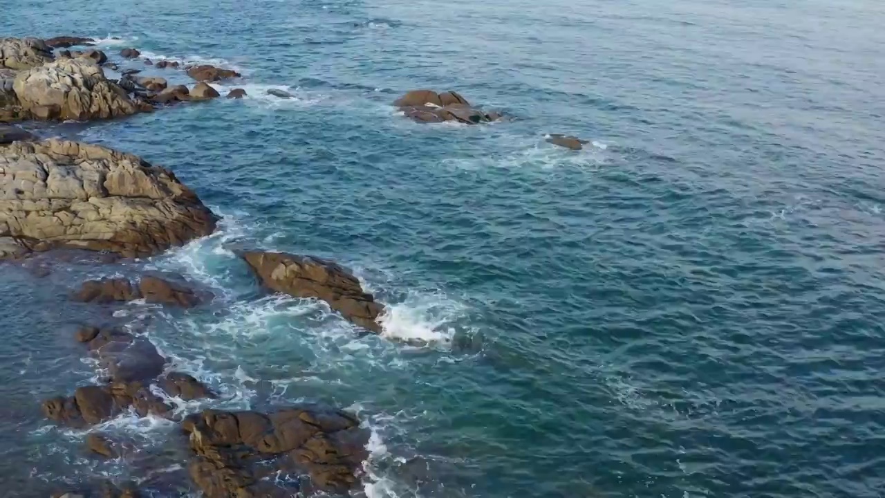 夏季的海浪与礁石视频素材