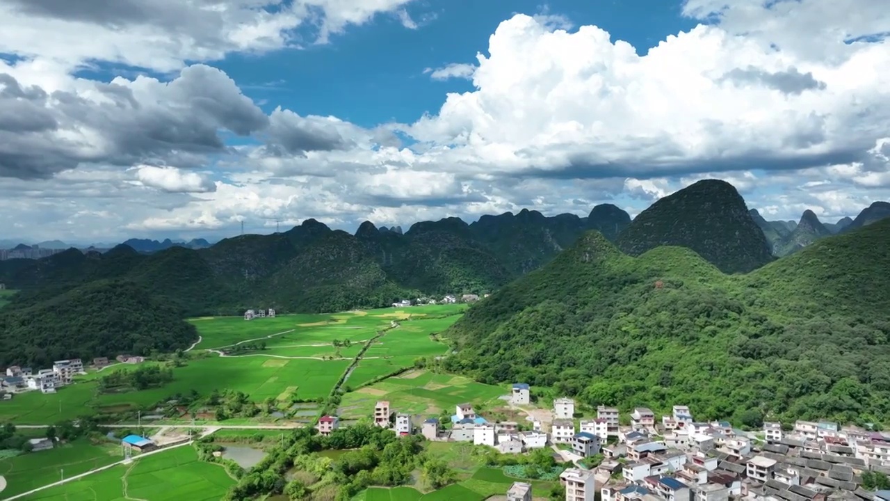 蓝天白云阳光下喀斯特地貌山间的田园风光视频素材