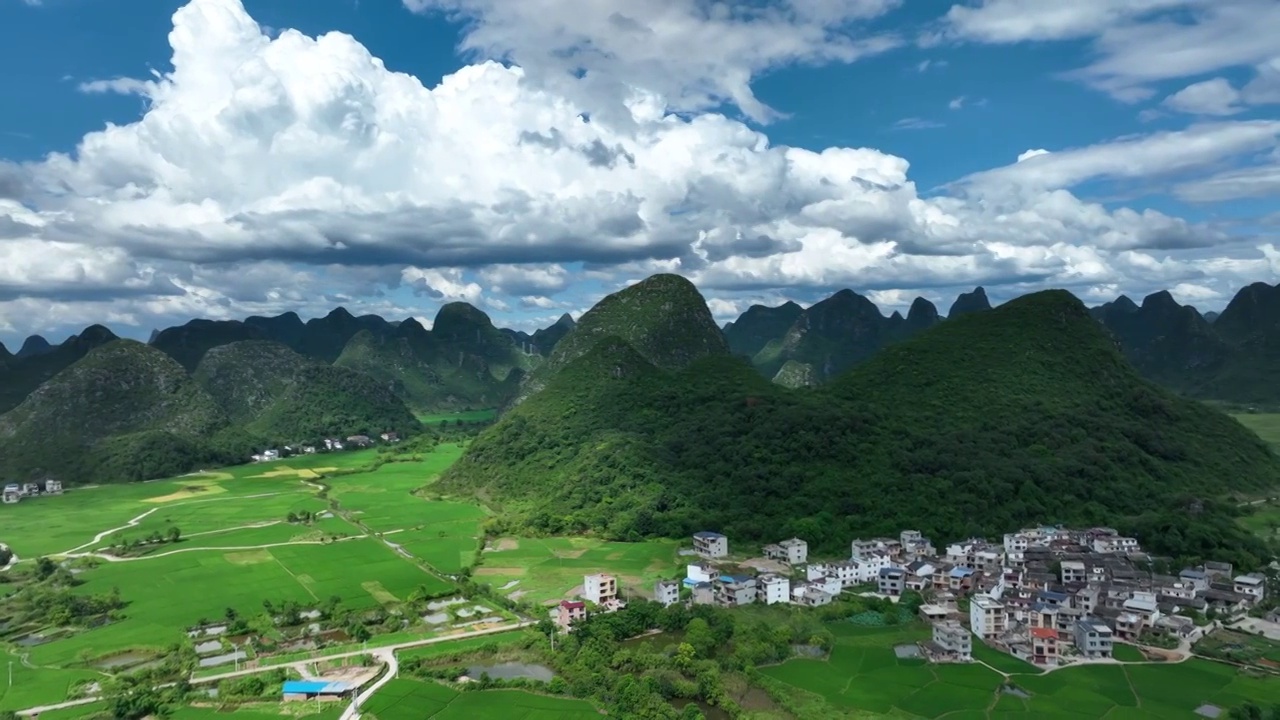 蓝天白云阳光下喀斯特地貌山间的田园风光视频素材