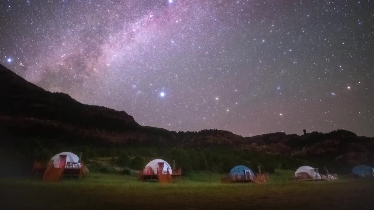 星空延时：青海玉树星空营地浪漫夜空视频素材