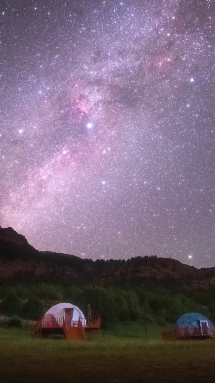 星空延时：青海玉树星空营地浪漫夜空视频素材