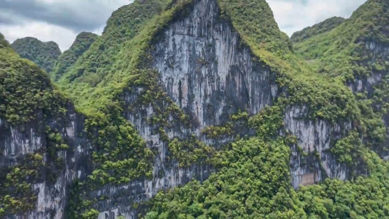 晴朗天气下的荔波捞村，是荔波的最美乡村视频素材