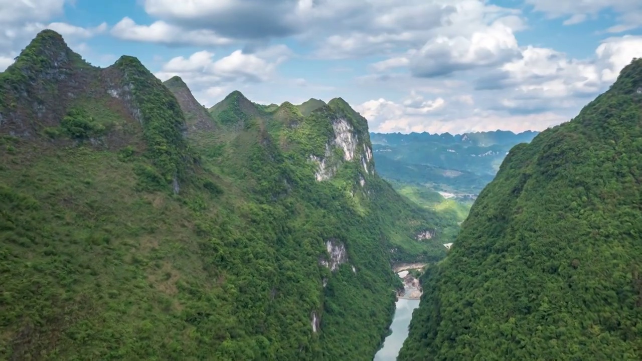 晴朗天气下的荔波捞村，是荔波的最美乡村视频素材