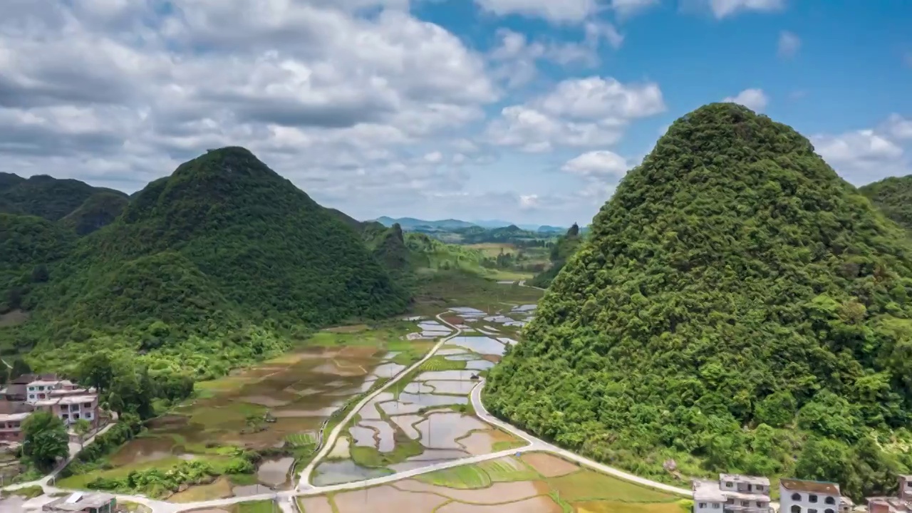 荔波乡村，春天的峰丛稻田景观视频素材