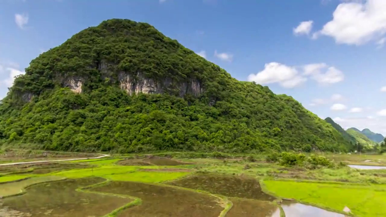 荔波乡村，春天的峰丛稻田景观视频素材