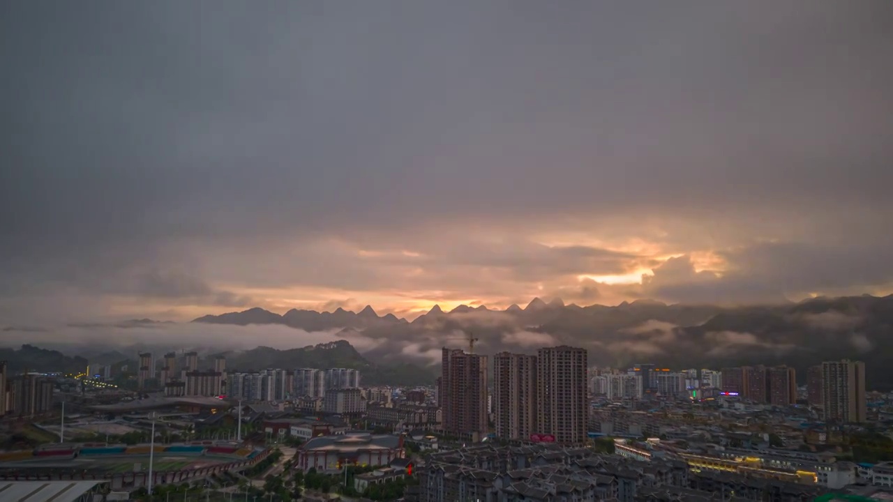 夏天，荔波县樟江河谷的云雾袅绕，晚霞璀璨视频素材