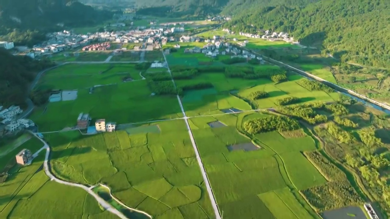 荔波茂兰，喀斯特峰丛间的晚霞和水稻梯田视频素材