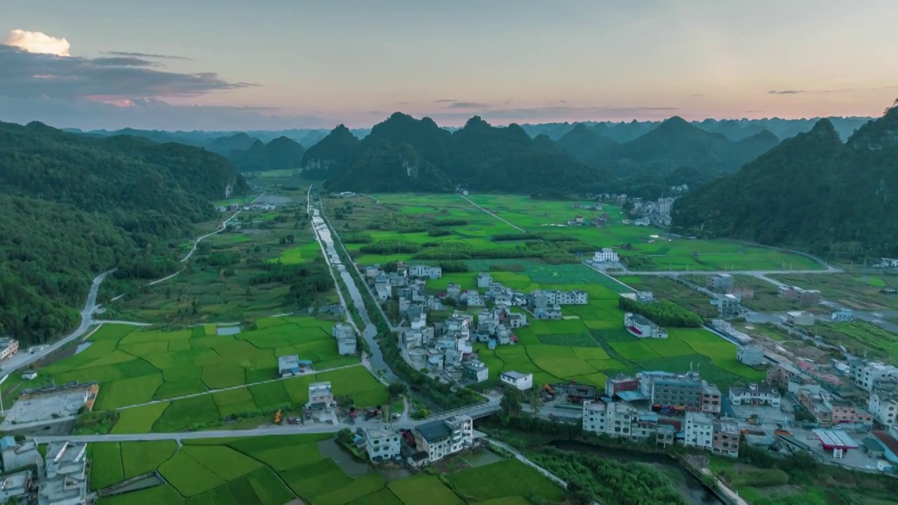 荔波茂兰，喀斯特峰丛间的晚霞和水稻梯田视频素材