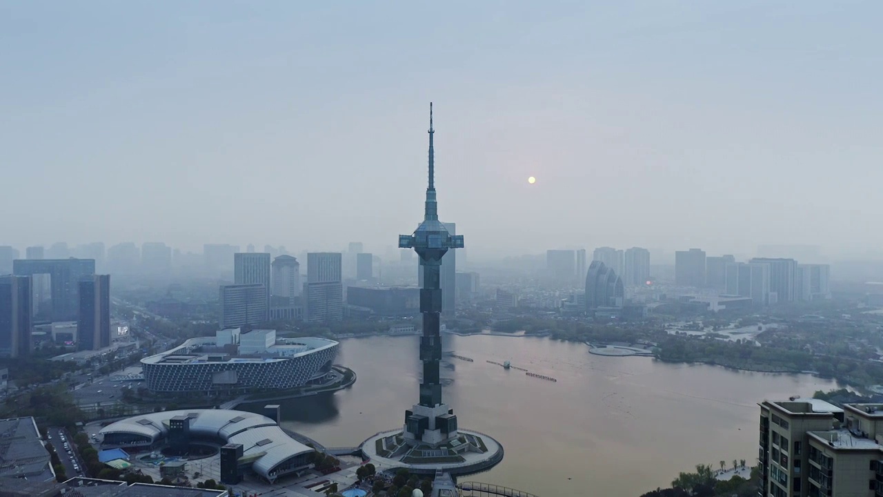 盐立方电视塔与著名旅游风景区聚龙湖公园视频素材