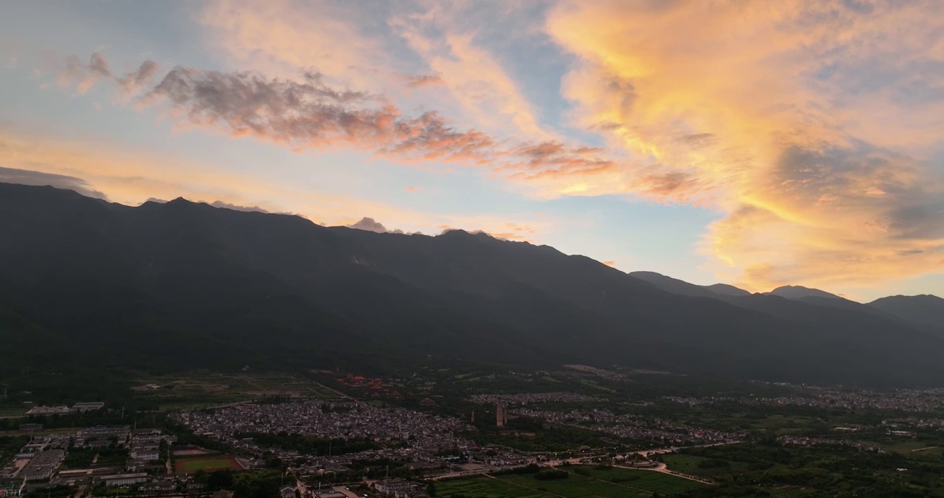 大理苍山乡村晚霞航拍视频素材