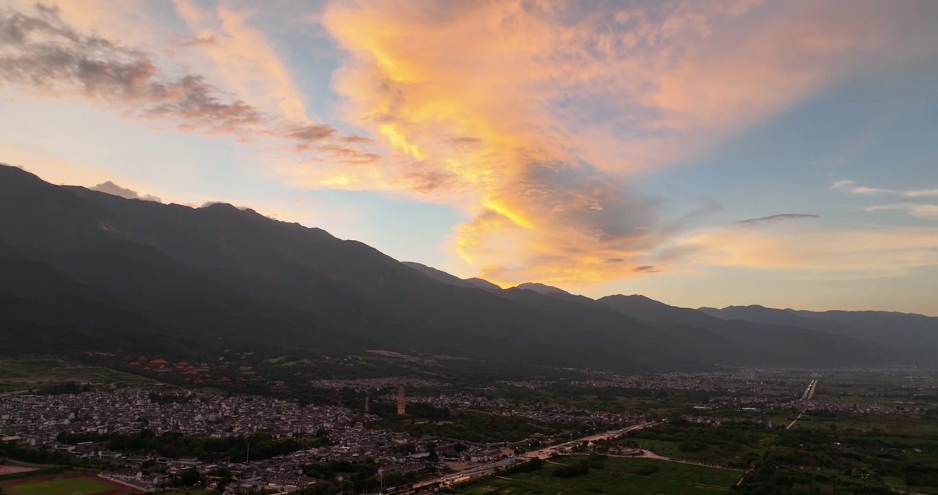 大理苍山乡村晚霞航拍视频素材